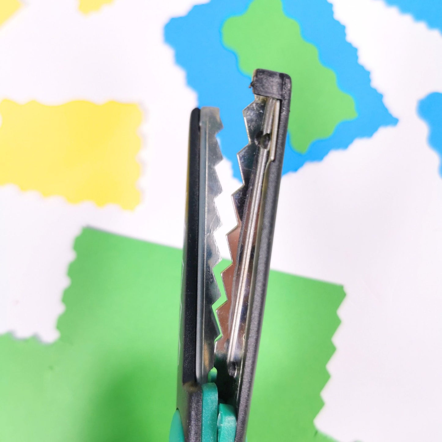 12 Pairs of Decorative Paper Edging Scissors in a Carousel