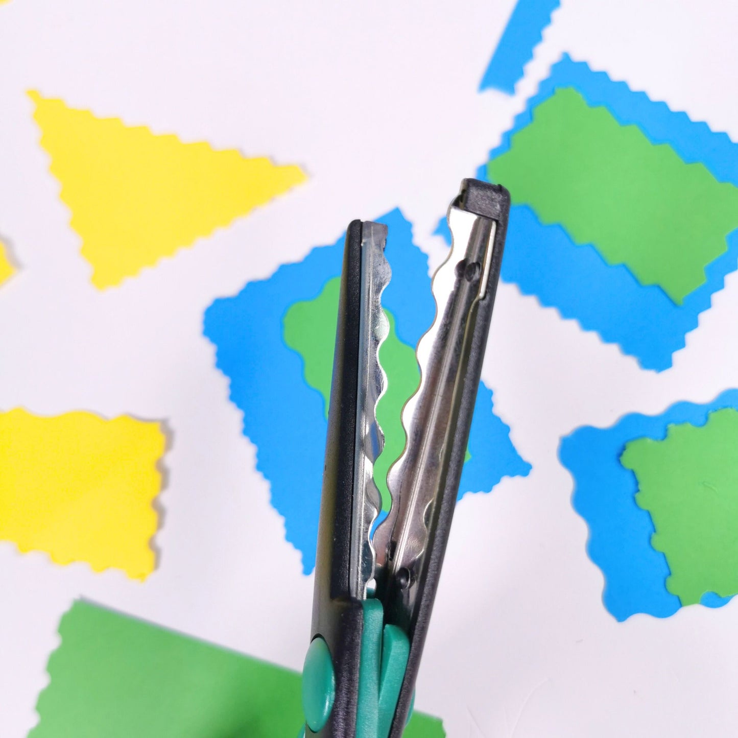 12 Pairs of Decorative Paper Edging Scissors in a Carousel