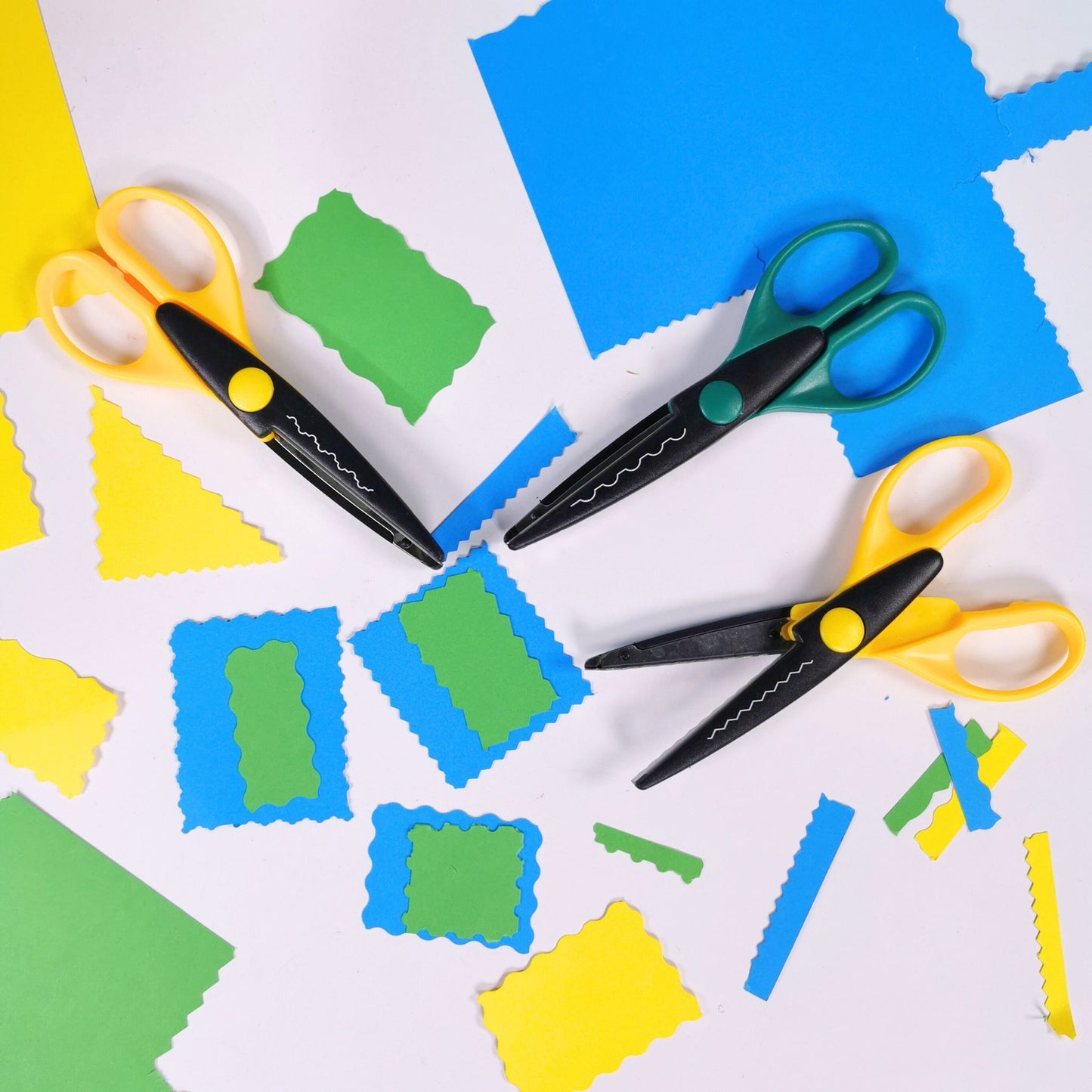 12 Pairs of Decorative Paper Edging Scissors in a Carousel