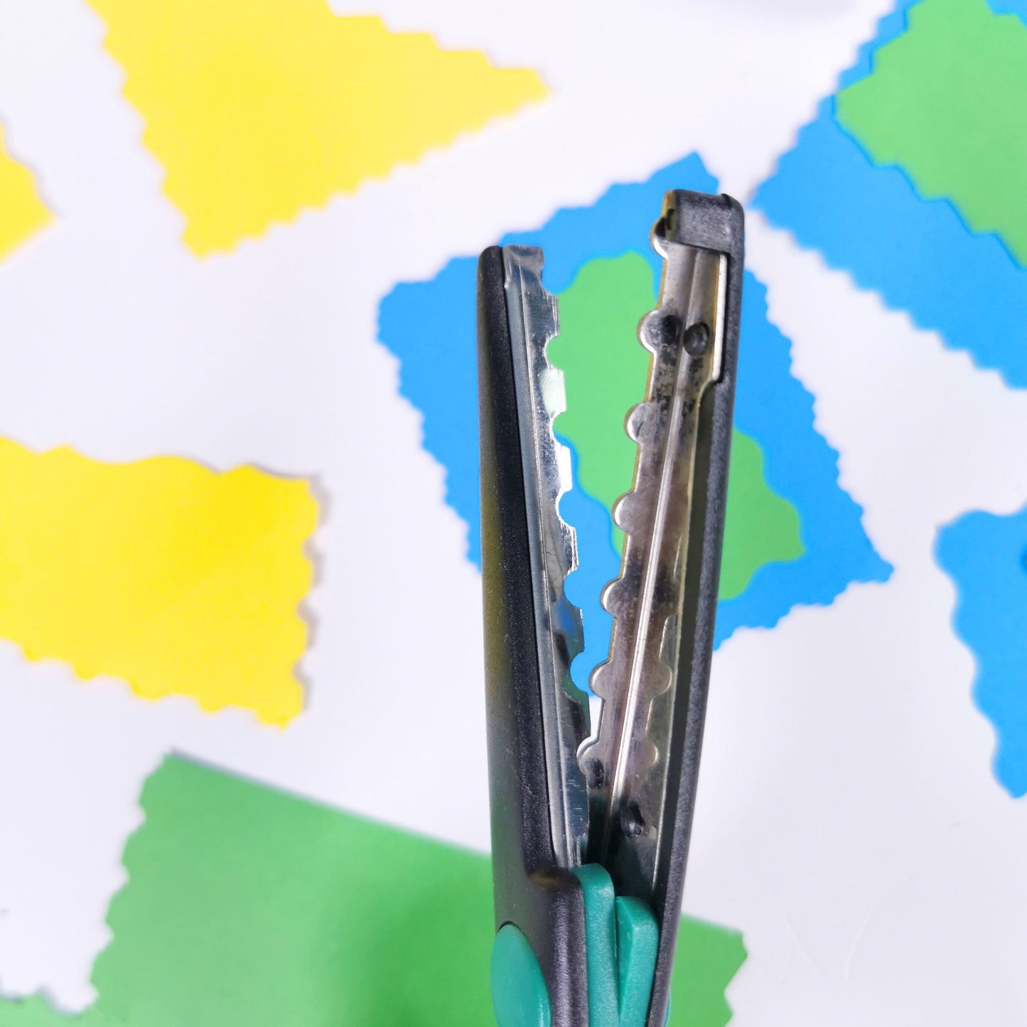 12 Pairs of Decorative Paper Edging Scissors in a Carousel