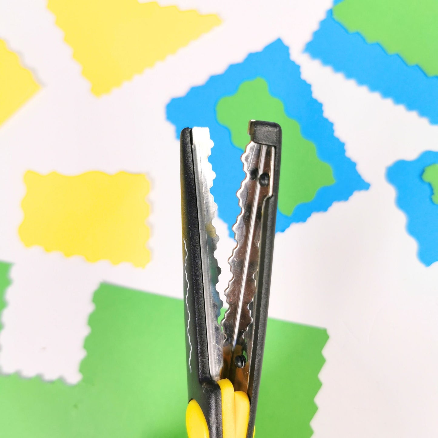 12 Pairs of Decorative Paper Edging Scissors in a Carousel
