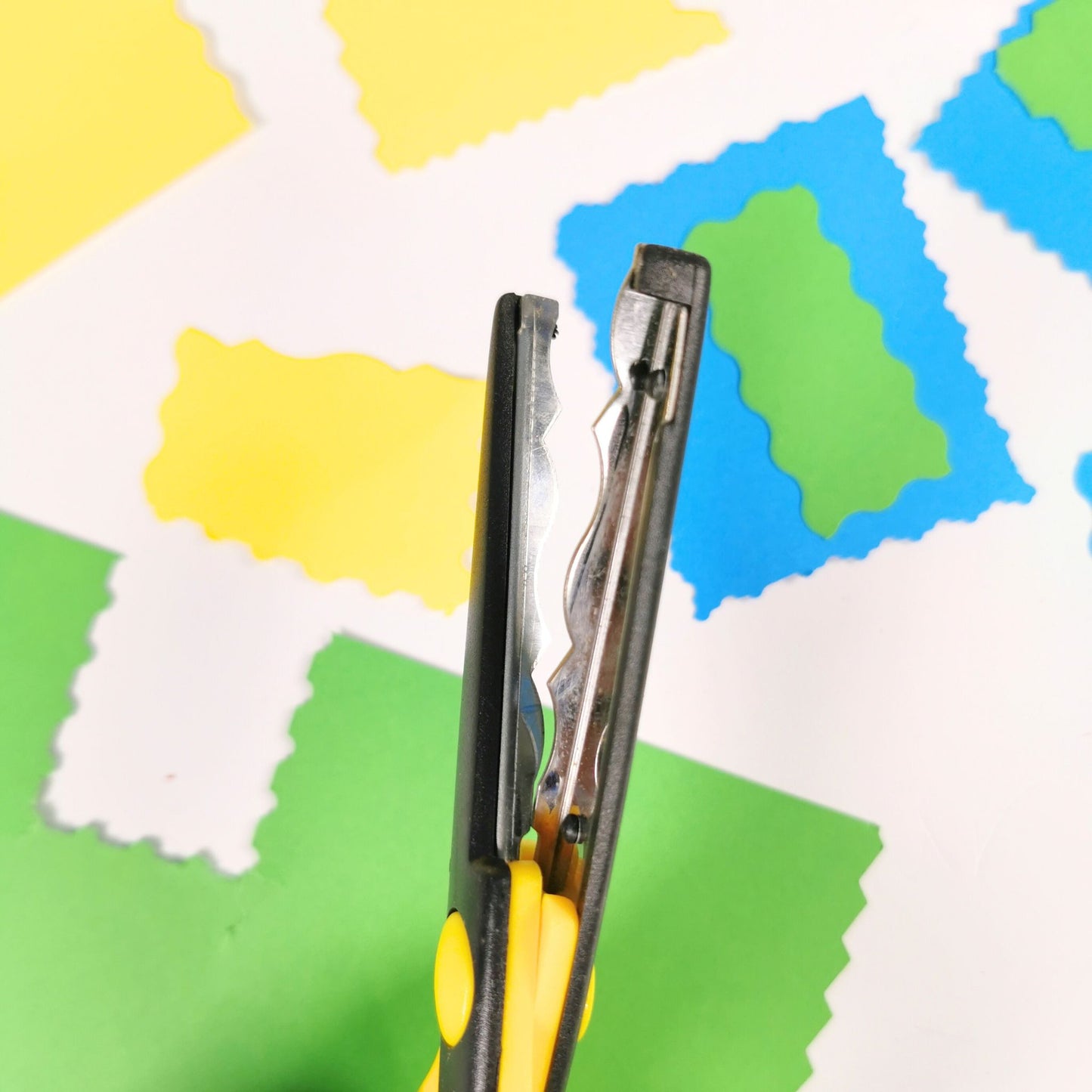 12 Pairs of Decorative Paper Edging Scissors in a Carousel