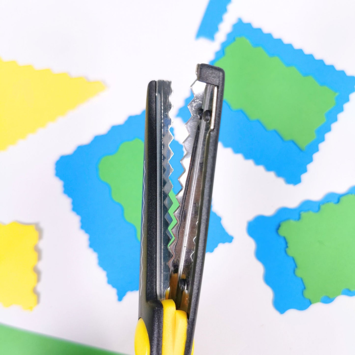 12 Pairs of Decorative Paper Edging Scissors in a Carousel