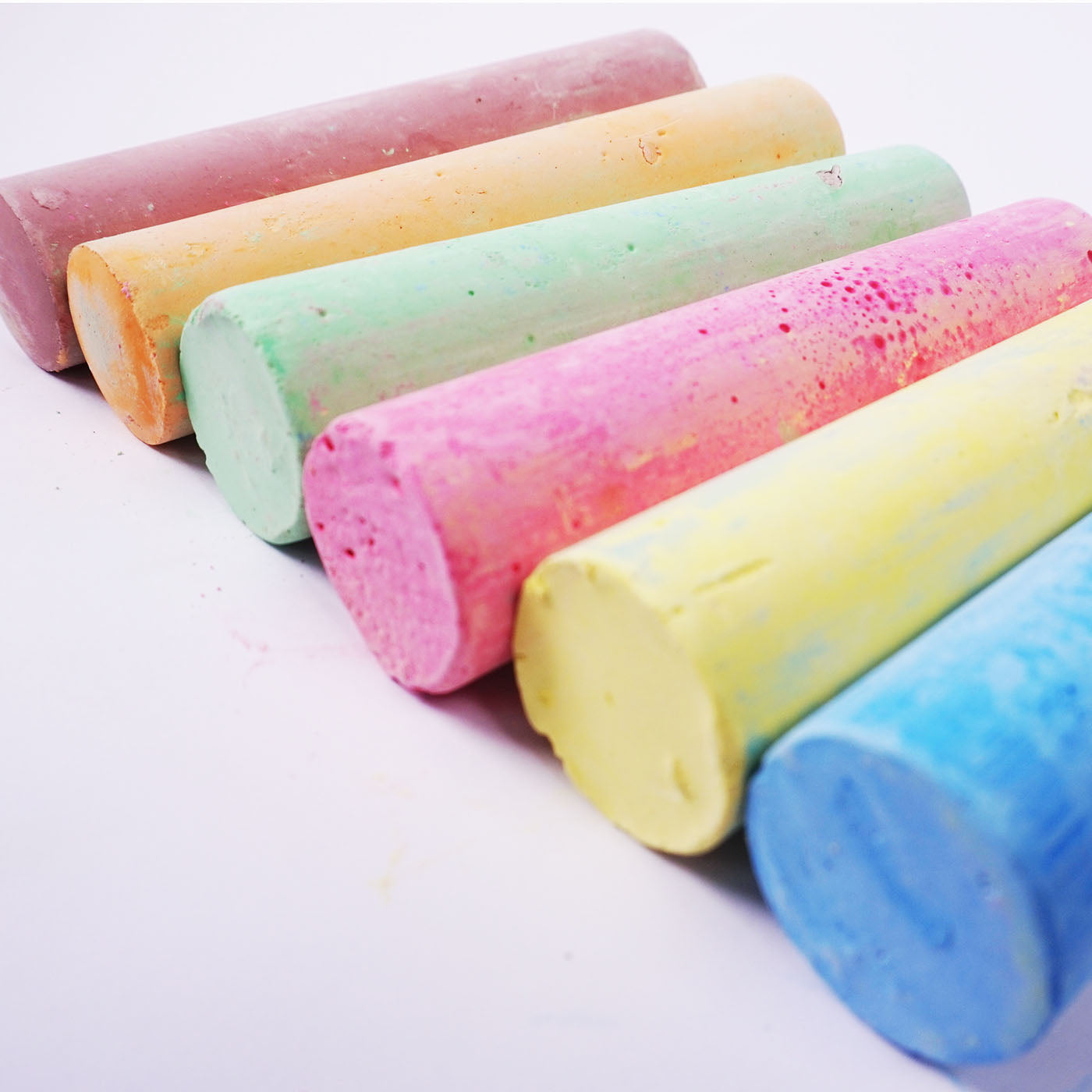 School Playground Chalk – 40 Jumbo Washable Chalks in Handy Tubs for Group Use