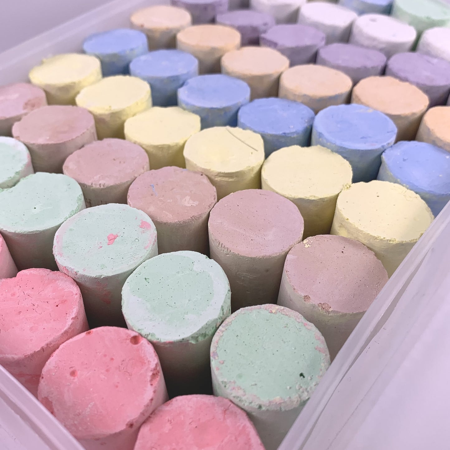 Class Outdoor Chalk Set – 104 Chunky Sidewalk Chalks in White & Colour – Washable, Easy Grip, Ideal for Blackboards, Pavements and Play