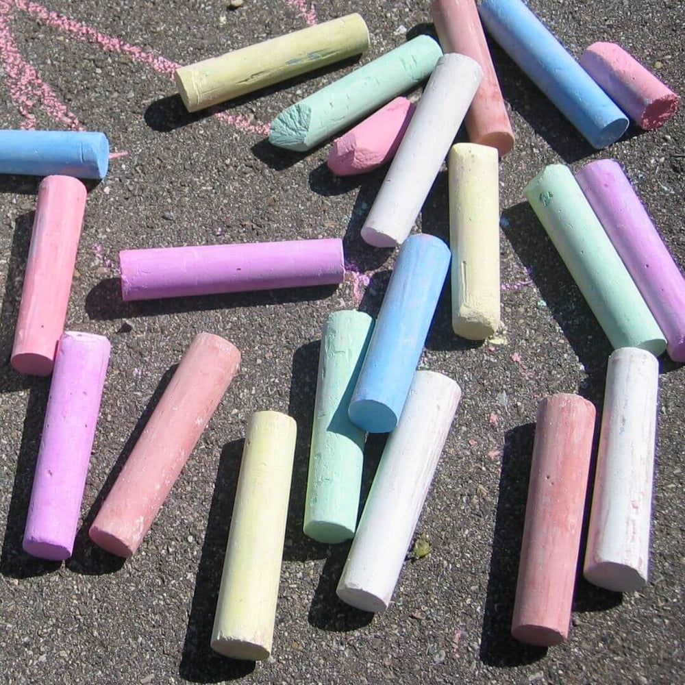 Class Outdoor Chalk Set – 104 Chunky Sidewalk Chalks in White & Colour – Washable, Easy Grip, Ideal for Blackboards, Pavements and Play